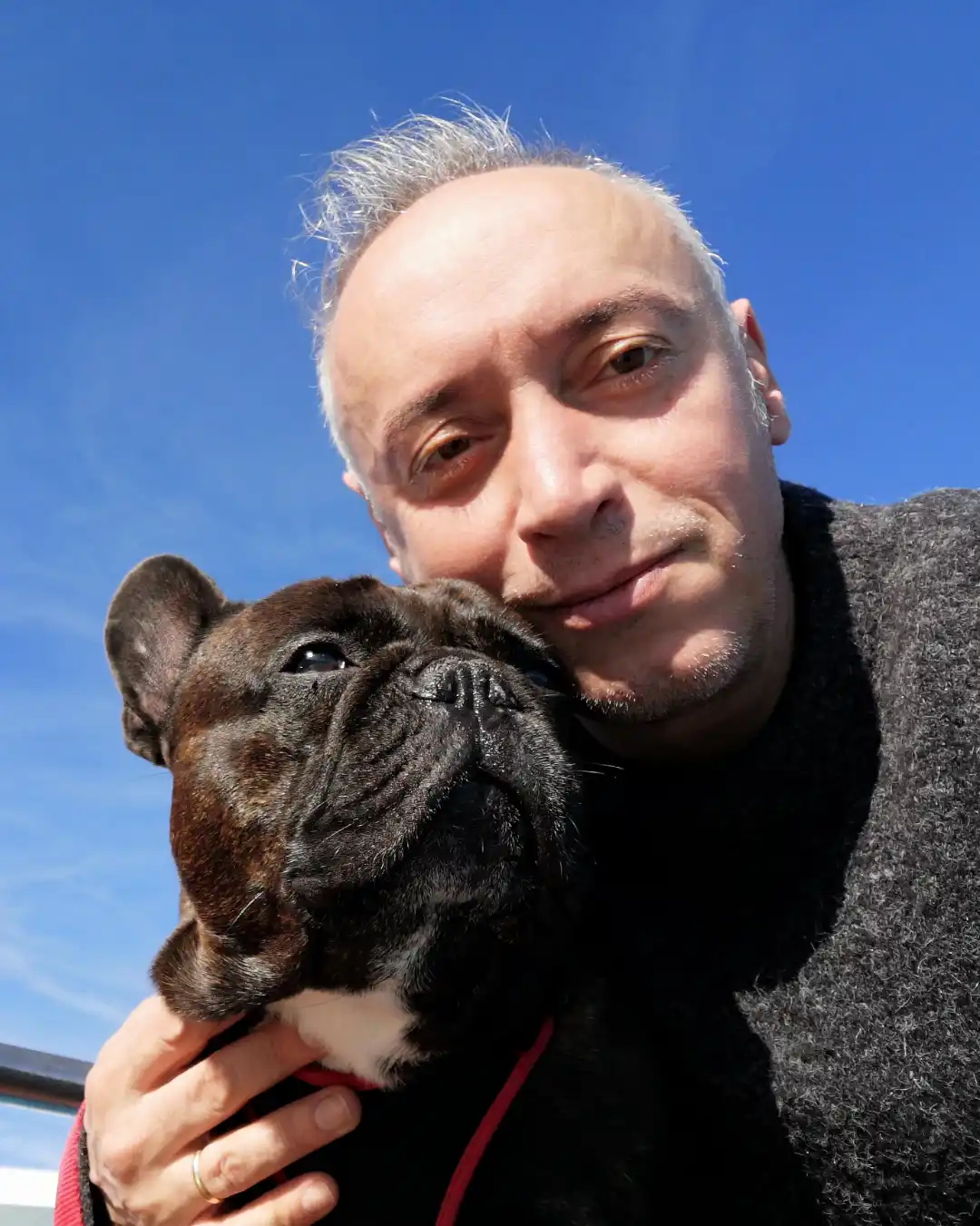 Riccardo Cangini con Boss durante un viaggio da Genova a Malta